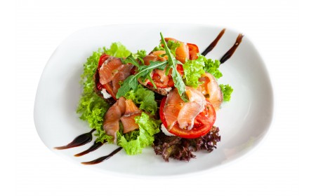 Салат с лососем гравлакс, вялеными овощами, сырным кремом и ржаными гренками